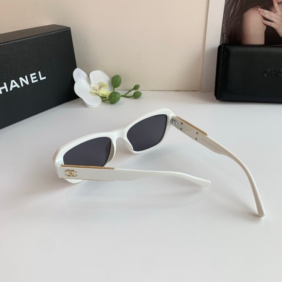 Premium Chanel Eyewear: White Frame, Detailed Gold Chain - Picture 8 of 8